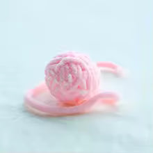 Jouet pour chat interactif - Boule de fil multicolore avec clochette